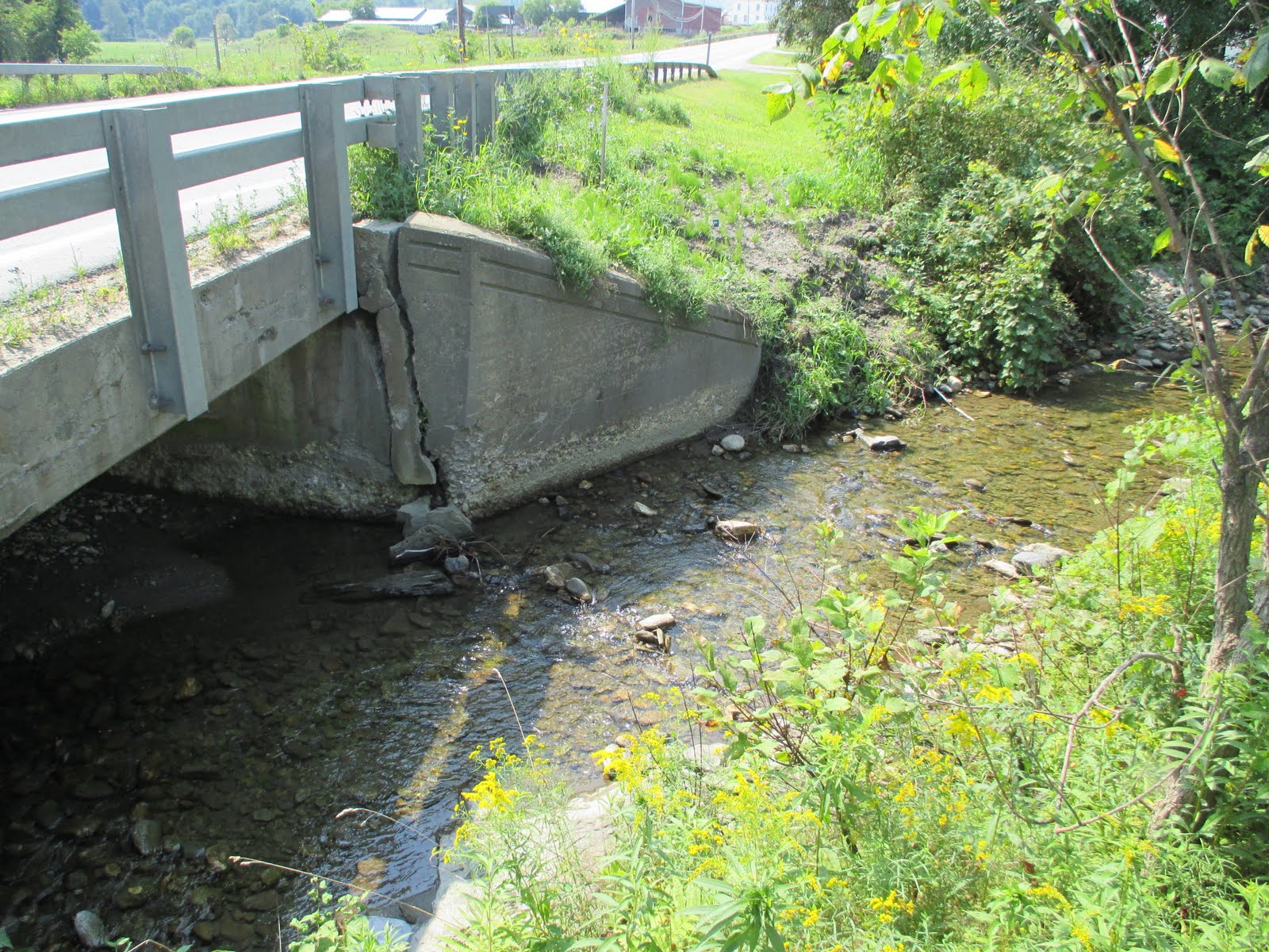 Cracked bridge wingwall